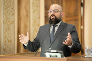 Parece ficção, mas é real: Vereador vota contra própria emenda após elogio da oposição