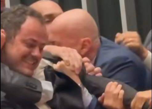 Glauber Braga é retirado à força após ocupar mesa da Câmara