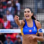 Carol Solberg é suspensa por federação de vôlei por comemorar prisão de Bolsonaro