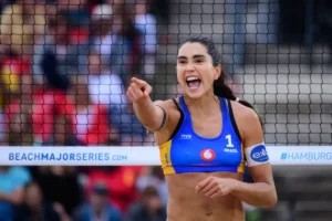 Carol Solberg é suspensa por federação de vôlei por comemorar prisão de Bolsonaro